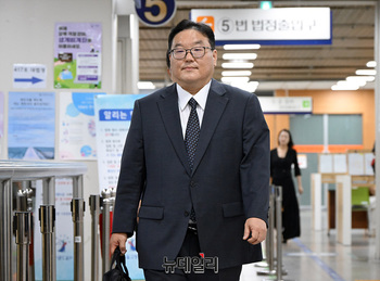 [포토] 재판 출석하는 엄희준 광주고검 검사