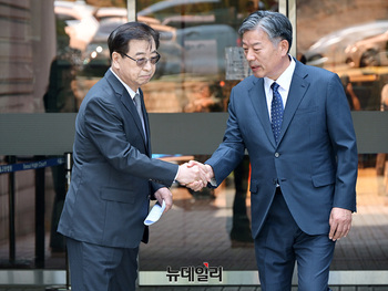 [포토] 악수 나누는 서훈-김홍희 