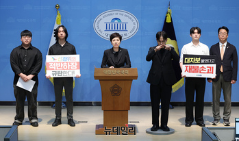 [포토] 김은혜·신전대협 '선관위는 청년들 목소리 막지말라'