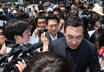 [포토] 잠실개표소 진입 소식에 현장 찾은 장동혁 대표