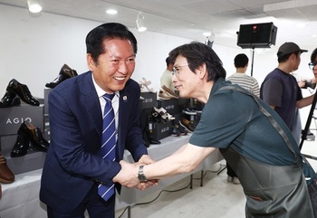 여권 헤게모니 다툼 점입가경 … 명청 갈등 이어 노무현재단 놓고 이전투구