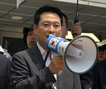 [포토] 시위현장서 발언하는 장동혁 대표 
