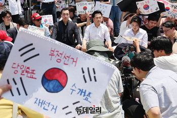 [포토] 자리 지키는 장동혁 대표 