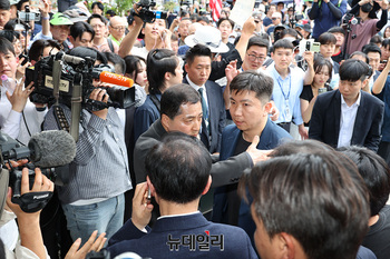 [포토] 진입 가로막힌 유승민 대한체육회장 
