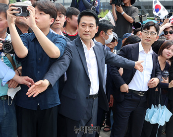 [포토] 진입로 확보하는 장동혁 대표 