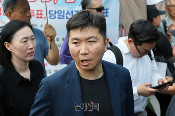 [포토] 투표소 진입 기다리는 유승민 대한체육회장