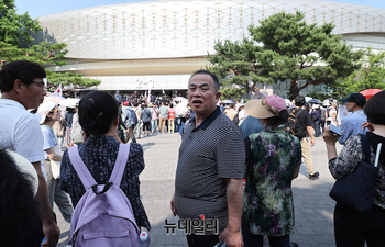 [포토] 올림픽공원 개표소 시위현장 찾은 명태균 