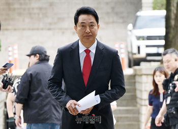 [포토] 여론조사 대납 의혹 결심공판 출석하는 오세훈 서울시장