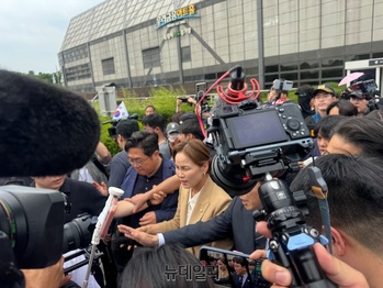 민주당 의원들 잠실 개표소 방문했다가 발길 돌려 … 시민들 "중국으로 물러가라"
