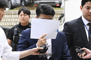 [포토] 영장심사 출석하는 신천지 전 요한지파 총무 홍 모씨