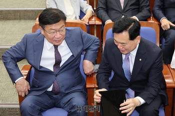 [포토] 대화 나누는 정점식 원내대표와 김승수 원내수석부대표