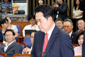 [포토] 의원총회 참석하는 장동혁 국민의힘 대표