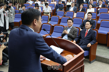 [포토] 의총서 발언하는 정점식 국민의힘 원내대표