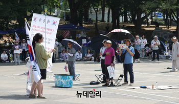 [포토] 잠실개표소 봉쇄 14일...이어지는 시위