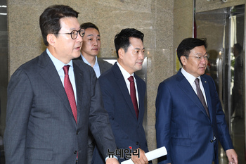 [포토] 회의장 향하는 장동혁 국민의힘 대표와 지도부