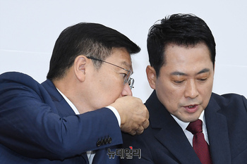 [포토] 대화 나누는 장동혁 국민의힘 대표와 정점식 원내대표