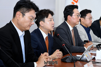 [포토] 굳은 표정으로 발언하는 이준석 개혁신당 대표