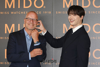 [포토] 새 앰버서더 이종석, 미도 CEO와 함께 