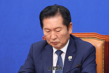 [포토] 생각에 잠긴 정청래 더불어민주당 대표