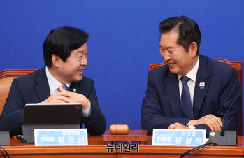 [포토] 대화 나누는 정청래 민주당 대표와 황명선 최고위원