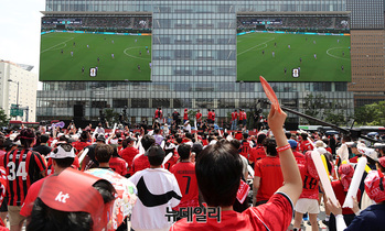 [포토] 한국-멕시코전 거리응원 나선 시민들 