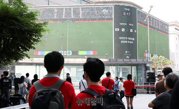 [포토] 신세계스퀘어, 축구 국가대표팀 경기 생중계 