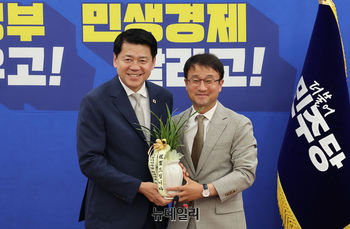 [포토] 기념촬영 하는 한병도·김준형