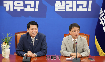 [포토] 환담 나누는 한병도 민주당·김준형 조국혁신당 원내대표