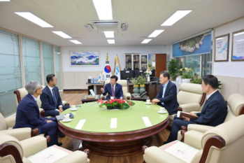 여수시, 정기명 시장·서영학 당선인 공식 회동… 행정 연속성 협의