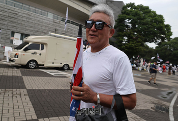 [포토] 잠실개표소 시위현장 찾은 배우 최준용
