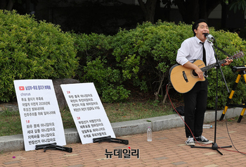 [포토] 투표용지 부족사태 버스킹 등장