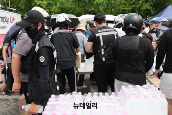 [포토] 무료음식 나누는 배달플래폼 직원들
