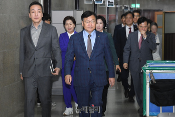 [포토] 최고위 참석하는 정점식 국민의힘 원내대표와 지도부