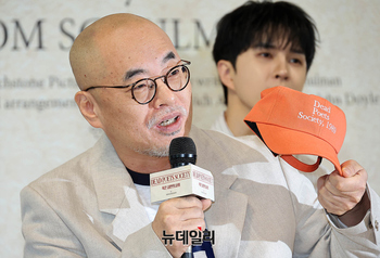 [포토] '죽은시인의사회' 모자 소개하는 조광화 연출