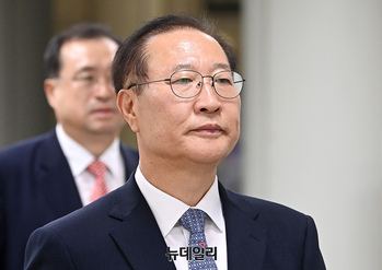 [포토] '내란중요임무종사 혐의' 박성재 전 장관, 1심 선고 공판 출석