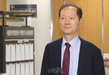 [포토] '위증 혐의' 1심 선고 출석하는 이완규 전 처장
