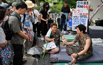 [영상] 집회이견으로 청년과 대화 나누는 전한길