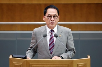 제12대 경기도의회 전반기 민주당, 3선 안광률 의원이 이끈다