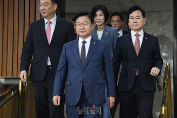 [포토] 회의 참석하는 정점식 국민의힘 원내대표