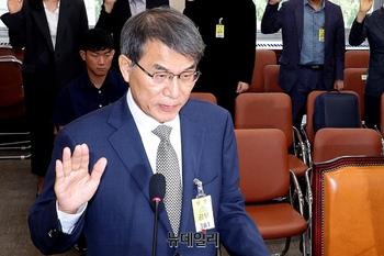[포토] 선서하는 노태악 전 중앙선거관리위원회 위원장
