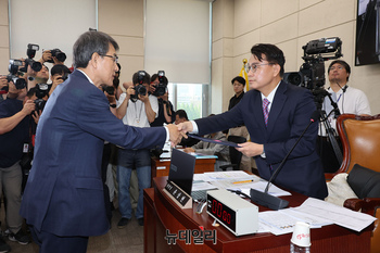 [포토] 선서문 제출하는 노태악 선관위원장