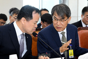 [포토] 대화 나누는 노태악·위철현