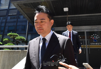 [포토] 중앙홀딩스 회생 심문 마친 홍정도 중앙그룹 부회장