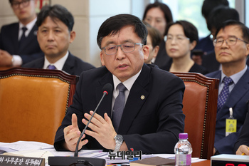 [포토] 의원들의 질의에 답변하는 강동완 중선위 사무총장 직대