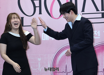 [포토] 넷플 예능 '연애실험실' 진행하는 '몬스타엑스 주헌-찰스엔터'