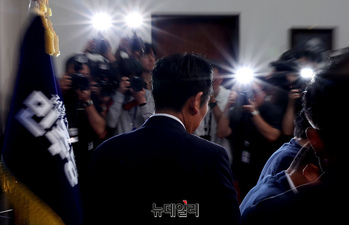 [포토] 당대표 내려놓고 떠나는 정청래 