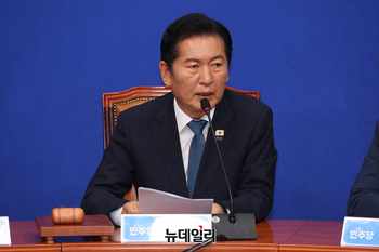 [포토] 사퇴 의사 밝히는 정청래 더불어민주당 대표