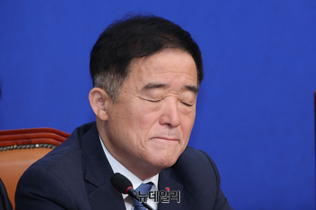 [포토] 눈 질끈 감고 있는 강득구 의원
