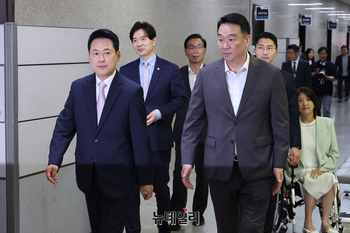 [포토] 당 대표실 향하는 장동혁 국민의힘 대표