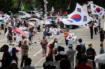 [포토] 20일째 이어지는 잠실개표소 참정권 집회